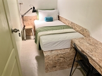 18 room capsule hotel - 1