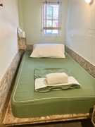 18 room capsule hotel - 2